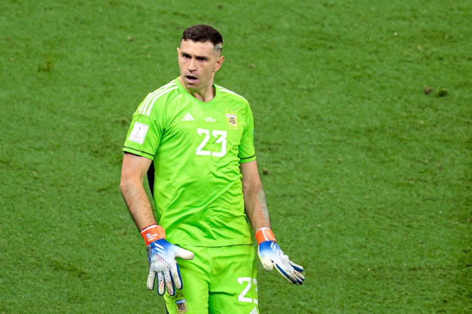 Martinez Nursing Fractured Finger as Argentina Starts World Cup