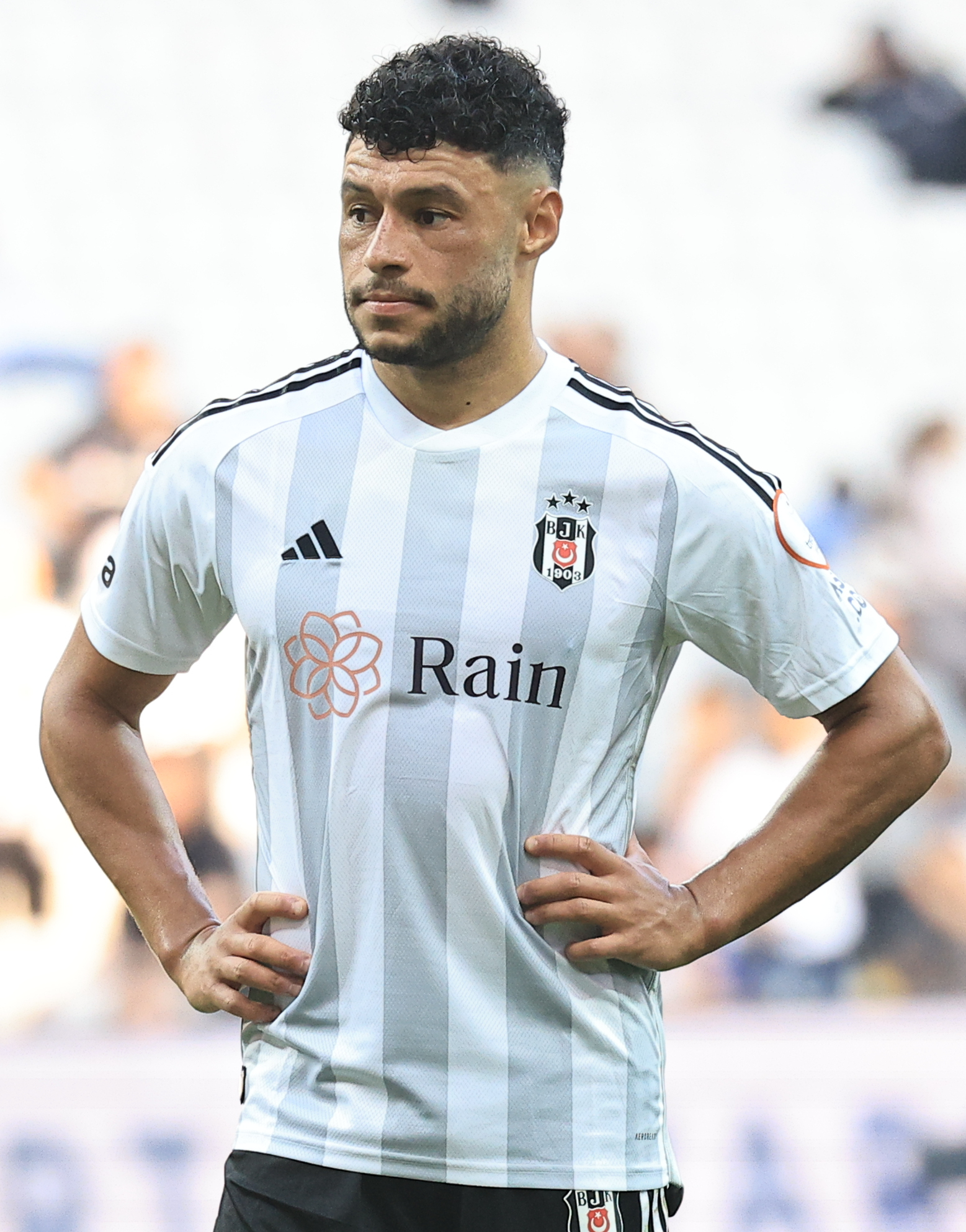 Oxlade-Chamberlain signs one-year extension with Celtic